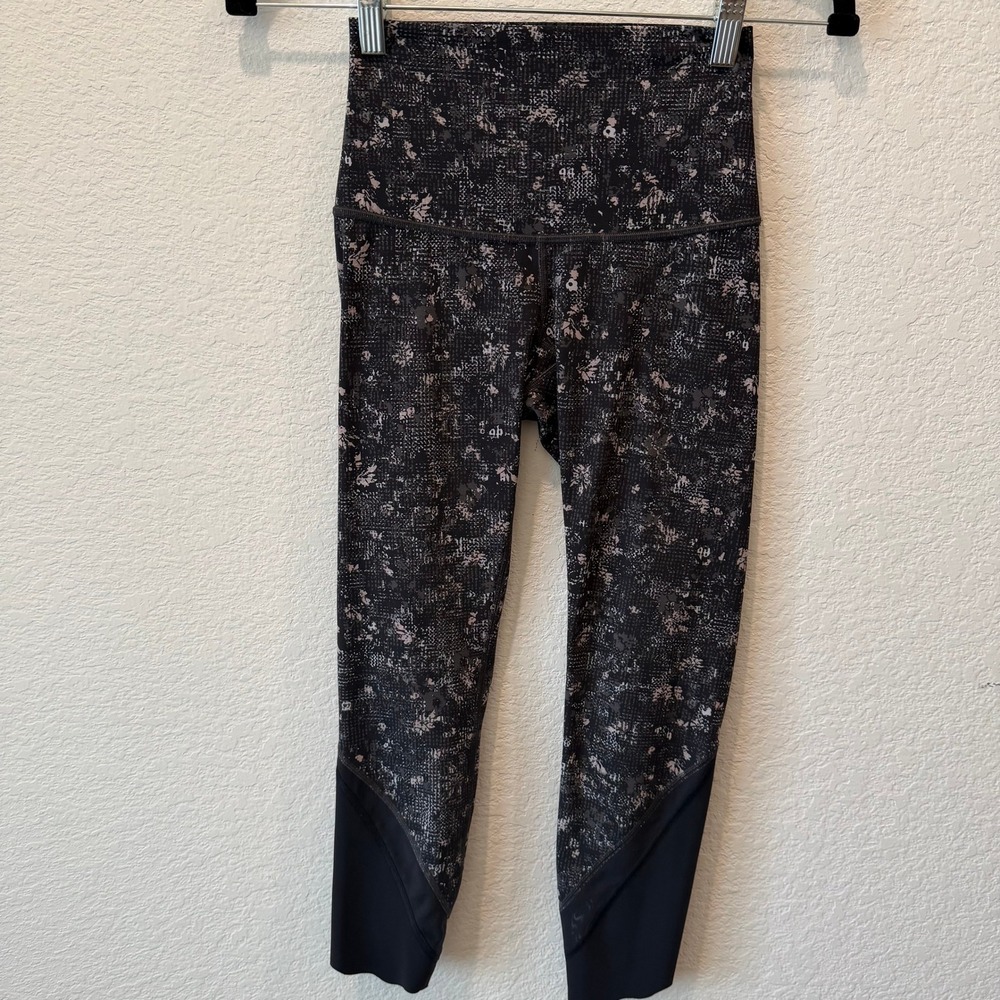Lululemon High Rise Crop Leggings Floral Pixel Gray Pink Scallop Hem 19 Inseam